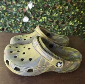 Crocs Marbled Aloe Green Tie-Dye Camo Classic Clogs Women Size 5 NWT